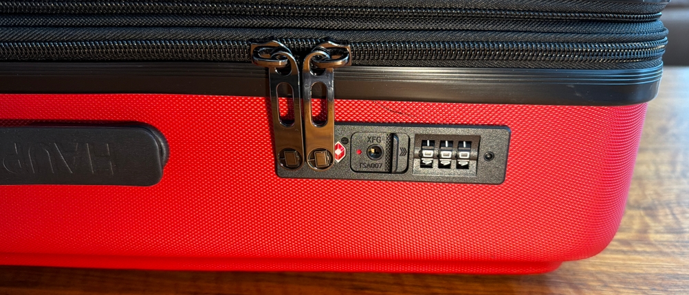 Die Reißverschlüsse sind im Kofferschloss vom Hauptstadtkoffer Mitte eingerastet.