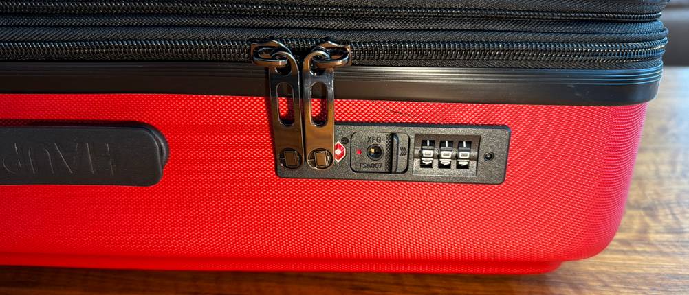 Die Reißverschlüsse sind im Kofferschloss vom Hauptstadtkoffer Mitte eingerastet.