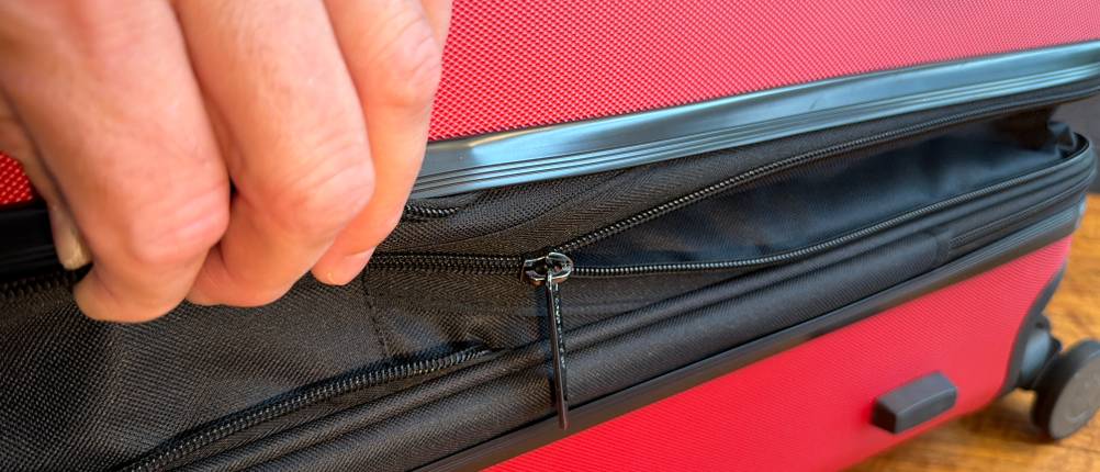 Der Hauptstadtkoffer Mitte wird mit einem Reißverschluss geschlossen.