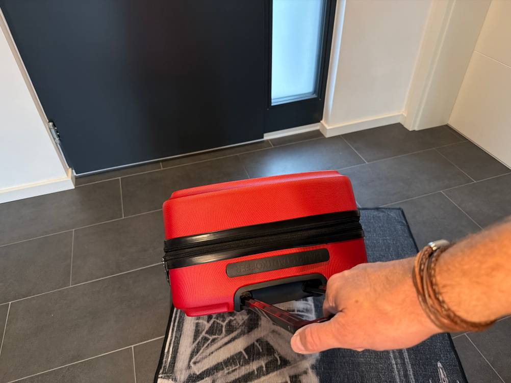 Der Hauptstadtkoffer Mitte wird von einer Hand gezogen.