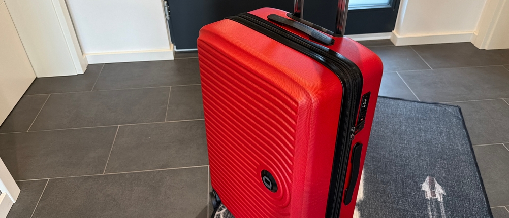 Eine Hand hält den ausgefahrenen Griff vom Hauptstadtkoffer Mitte fest.