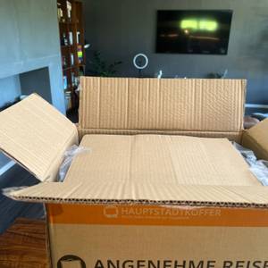 Der geöffnete Karton des Hauptstadtkoffer Spree.