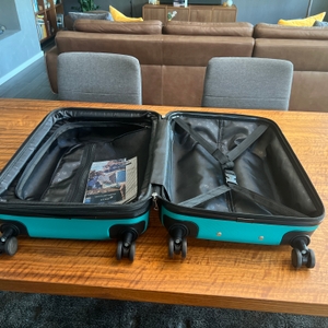 Der Hauptstadtkoffer Spree liegt geöffnet auf einem Tisch.