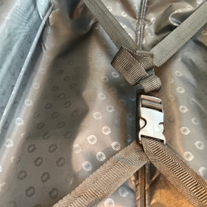 Der Schnallenverschluss im Inneren des Hauptstadtkoffer Spree.