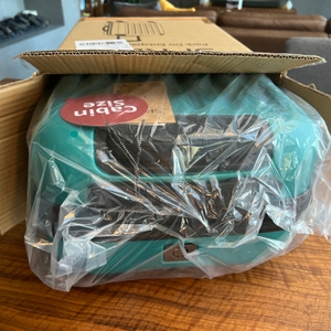 Der Hauptstadtkoffer Spree halb aus dem Karton gezogen.