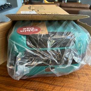 Der Hauptstadtkoffer Spree halb aus dem Karton gezogen.