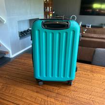 Der Hauptstadtkoffer Spree steht mit den Rollen auf einem Holztisch.