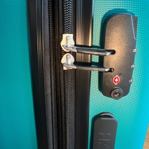 Die Reißverschlüsse sind im Schloss des Hauptstadtkoffer Spree verankert.