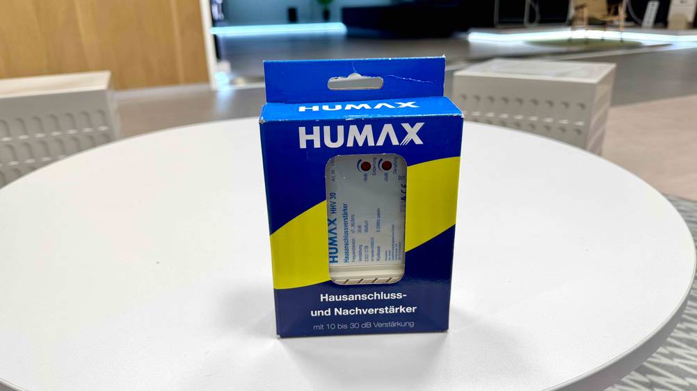 Auf einem weißen Tisch steht der getestete Hausanschlussverstärker.