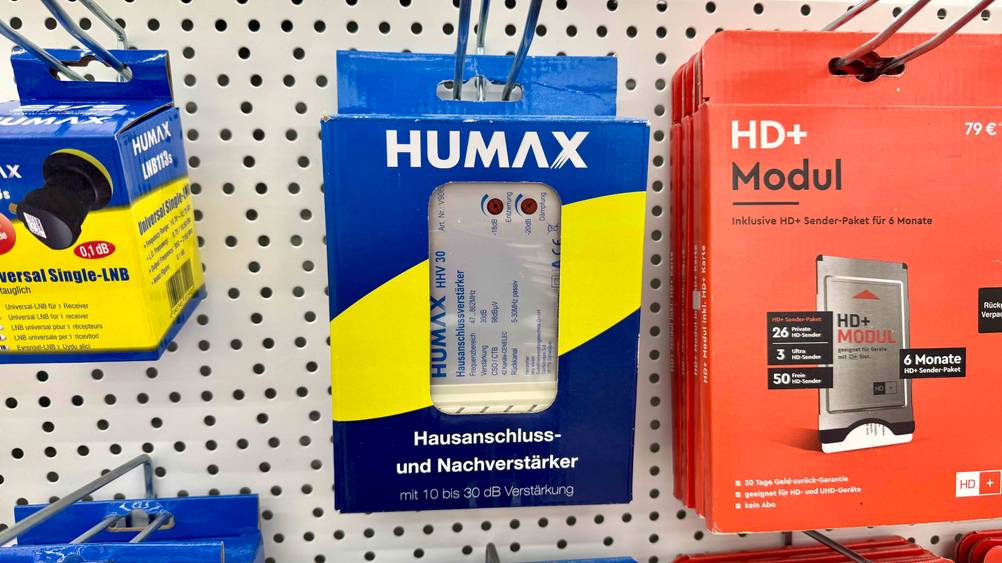 In einem Verkaufsregal hängt der Hausanschlussverstärker im Test neben anderen Produkten.