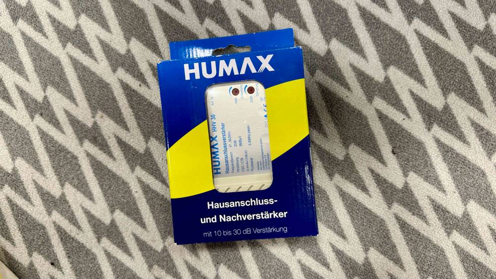 Getestet: Der Hausanschlussverstärker auf einem grau weißen Teppich von oben.