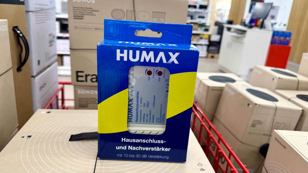 Der getestete Hausanschlussverstärker vor mehreren anderen Produkten in einem Laden.
