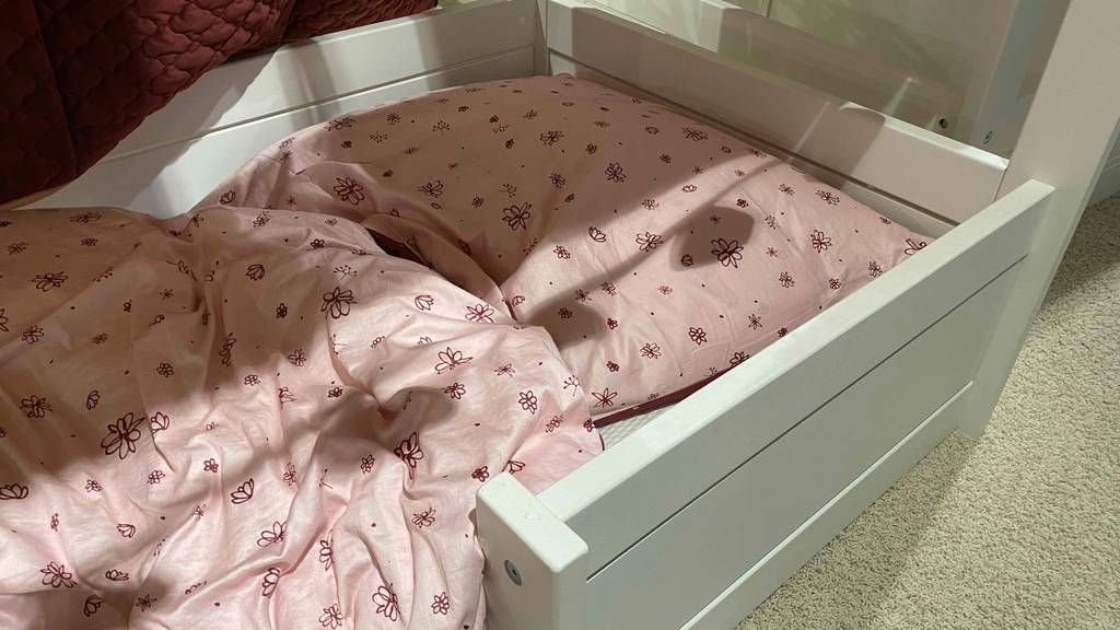 Kinderbettwäsche befindet sich in einem getesteten Hausbett.