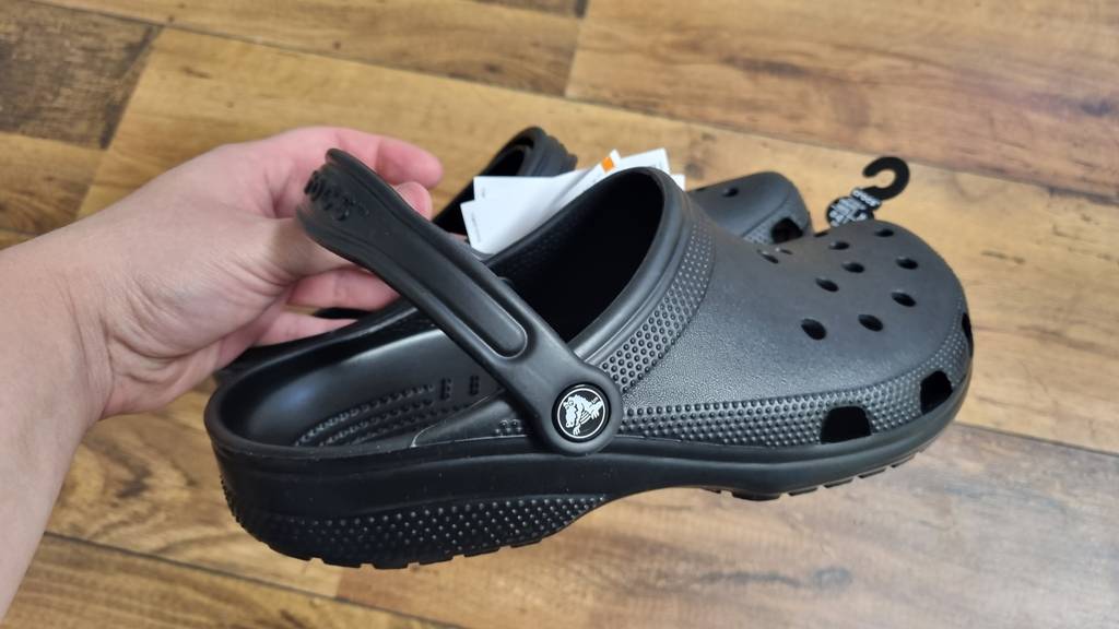 Crocs bieten einen kippbare Fersenriemen, der dem Fuß einen sicheren Halt gibt.