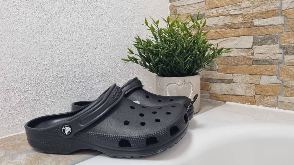 Eher für den Außenbereich sind die Crocs Classic Clogs geeignet.