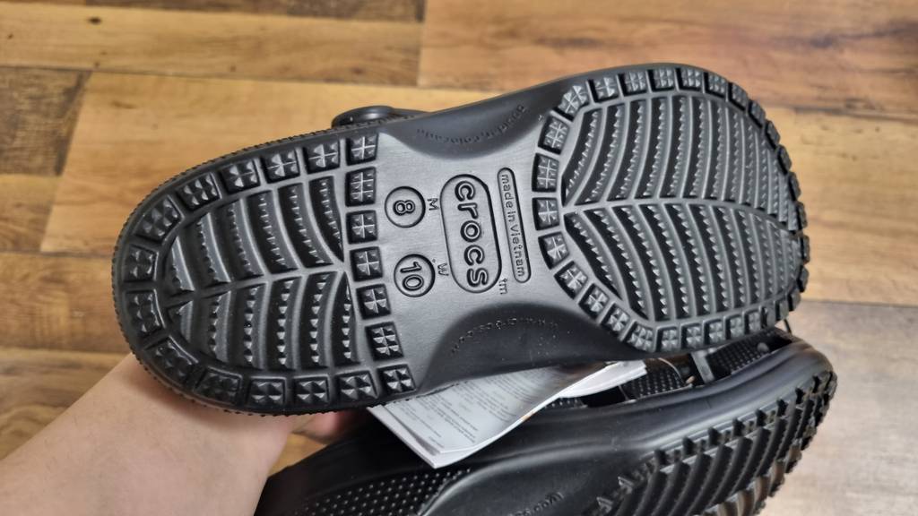 Crocs verfügen über eine besonders rutschfeste Sohle aus Gummi.