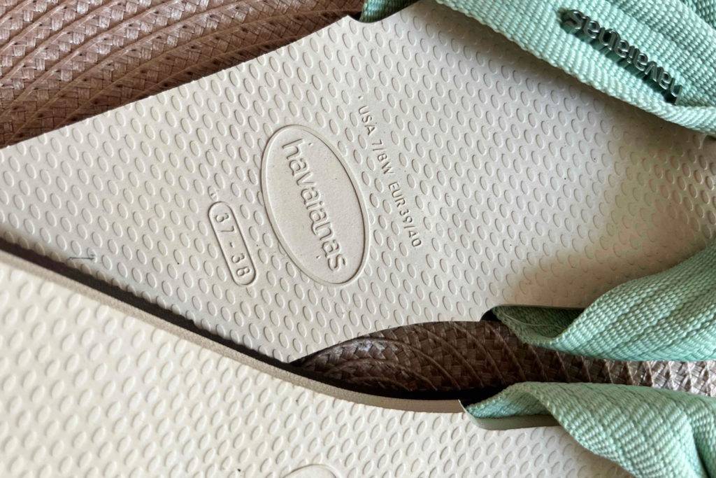 Pantoletten für Damen im Test: Fußbett eines Paares in mintgrün in Größe 37/38 von Havaianas in Detailansicht.