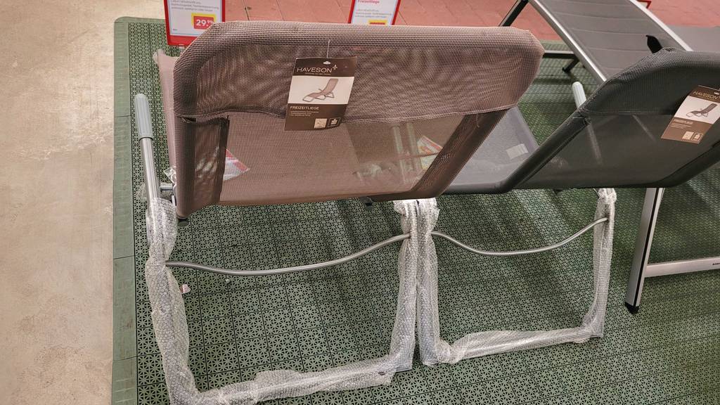 Getestet: Deckchair in Altrosa und in Grau von hinten betrachtet.