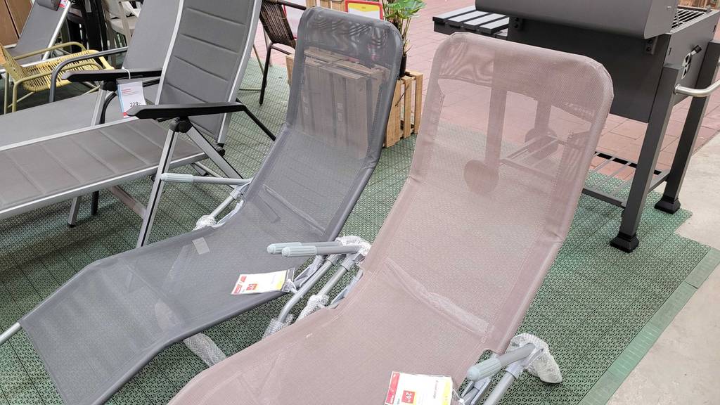 Ein altrosa und ein grauer getesteter Deckchair stehen in einem Verkaufsbereich.