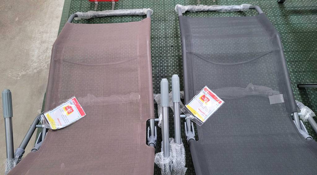 Ein altrosa und ein grauer Deckchair im Test von oben betrachtet.