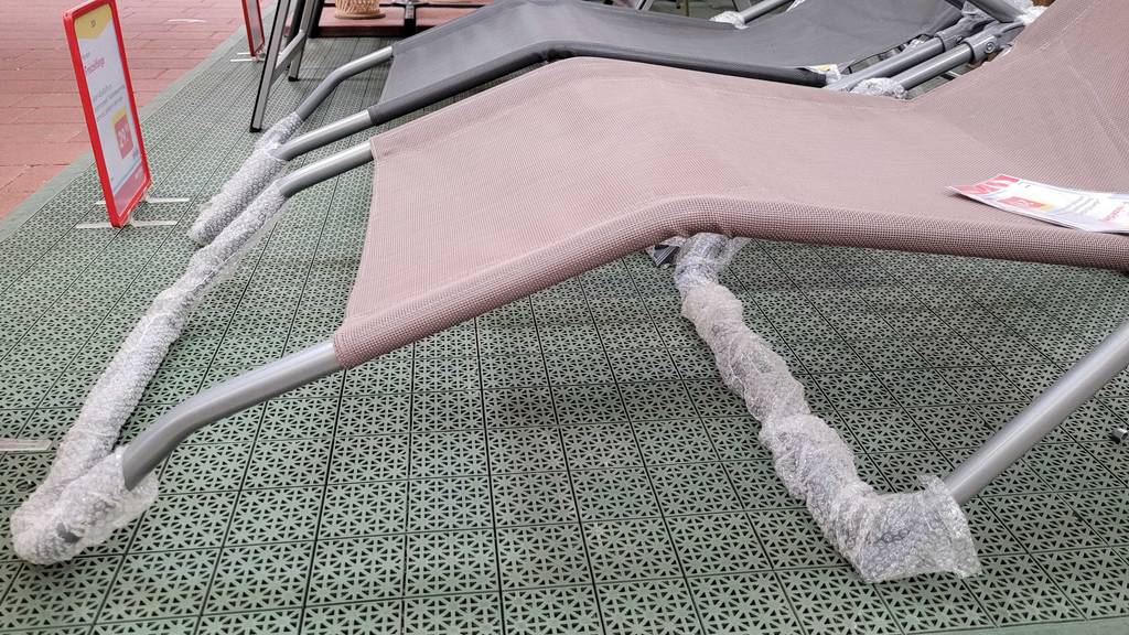 Ein altrosa und ein grauer Deckchair im Test von der Seite betrachtet.
