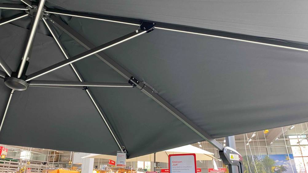 Sonnenschirm mit LED im Test: Schirm ist von unten zu sehen.