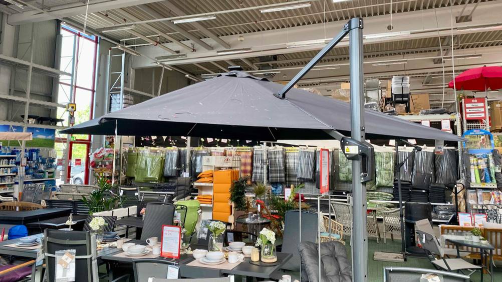 Sonnenschirm mit LED getestet: Schirm hat eine graue Farbe.