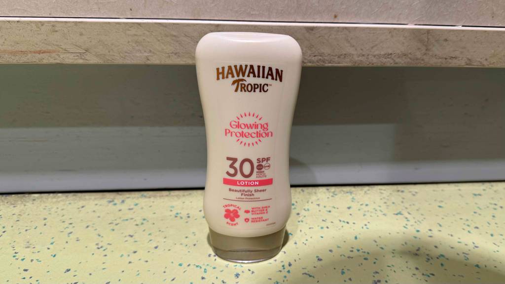 Hawaiian-Tropic-Sonnencreme-Test: Eine Flasche steht auf einem hellen Boden.