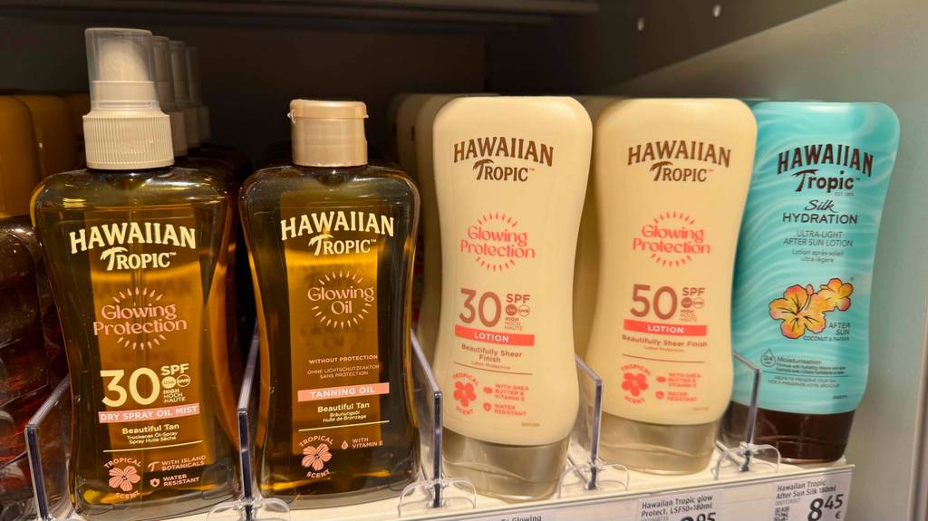 Hawaiian-Tropic-Sonnencreme im Test: Mehrere Flaschen stehen neben- und hintereinander zwischen anderen Pflegeprodukten.