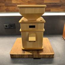 Hawos-Mühle 1 auf einem Holzbrett