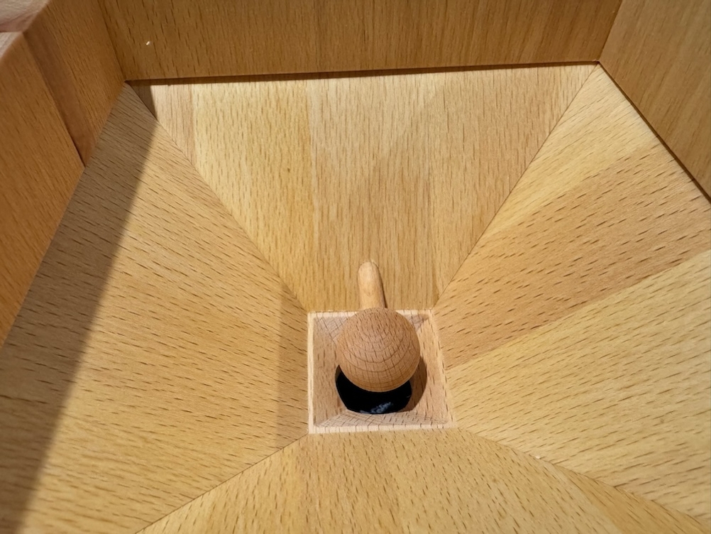 Der Trichter der Getreidemühle in Nahaufnahme.