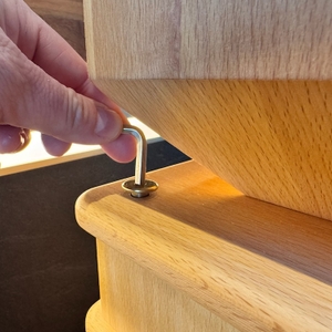 Eine Hand schraubt mit Werkzeug die Hawos-Mühle 1 auseinander