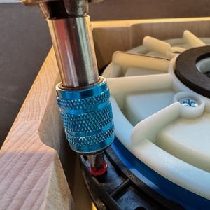 Transportsicherung entfernen mit einem Werkzeug bei der Hawos-Mühle 1