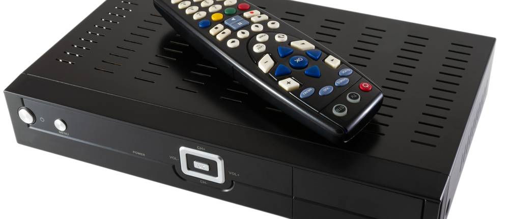 HD-Receiver im Test: Ein einfaches Gerät ohne großen Funktionsumfang mit einer Fernbedienung auf weißem Untergrund.