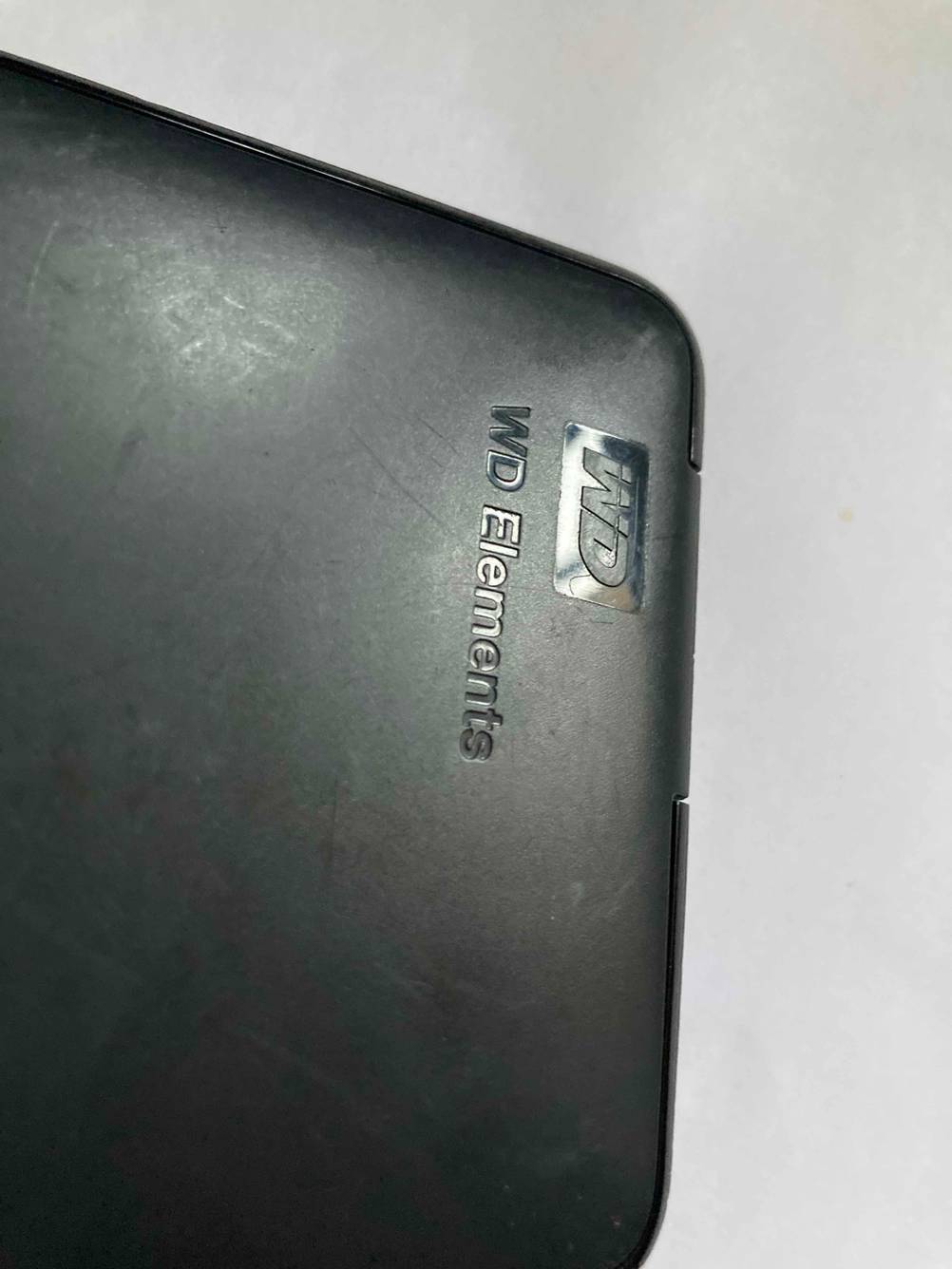 HDD-Festplatten im Test: Detailansicht einer abgerundeten Ecke des Modells der Marke Western Elements.