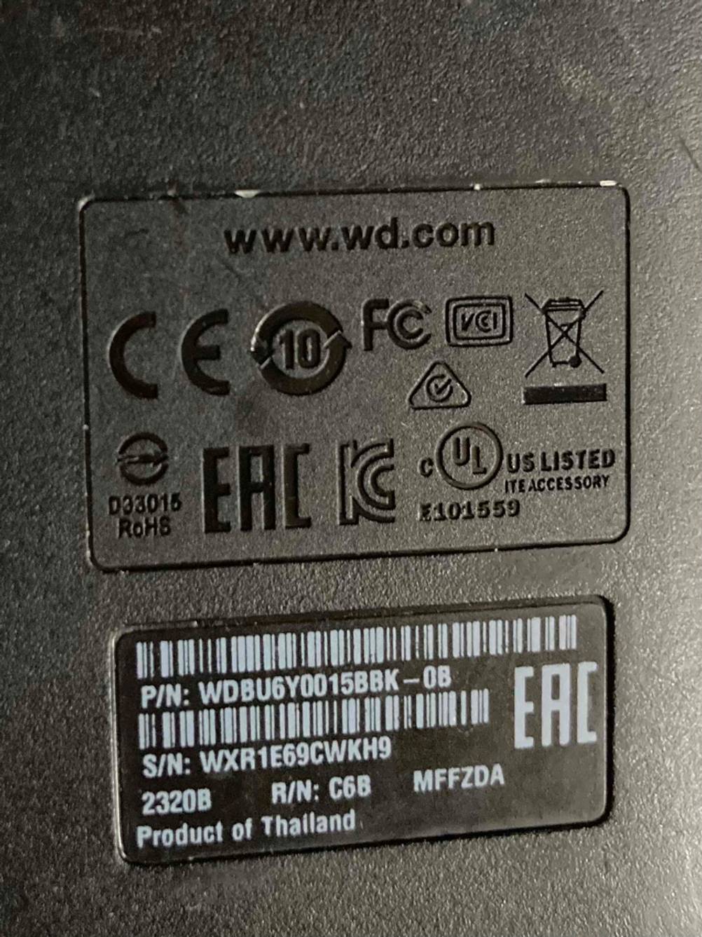 HDD-Festplatte getestet: Nahaufnahme der Infografiken auf der Rückseite.