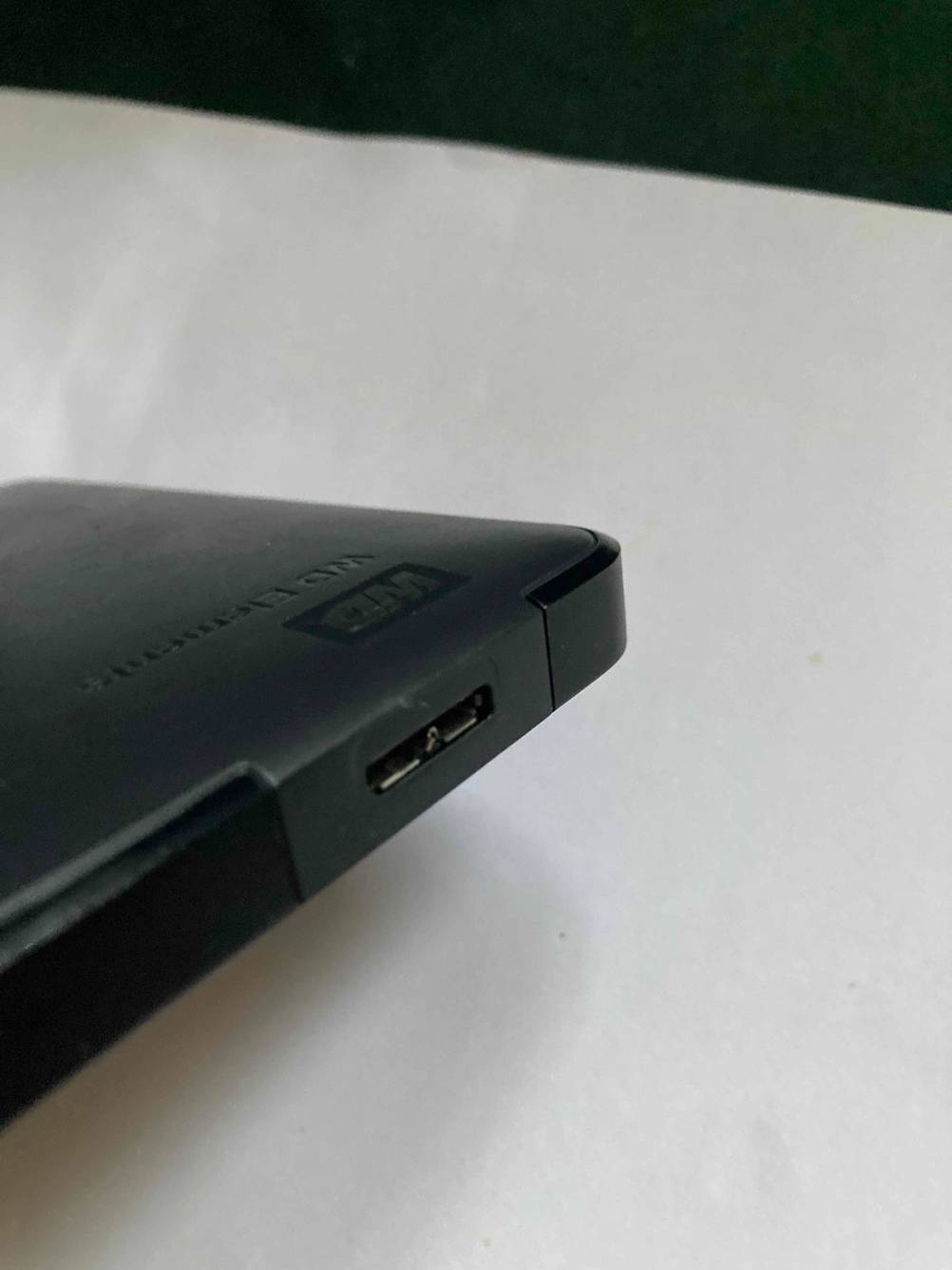Nahaufnahme des Kabelanschlusses einer getesteten HDD-Festplatte.