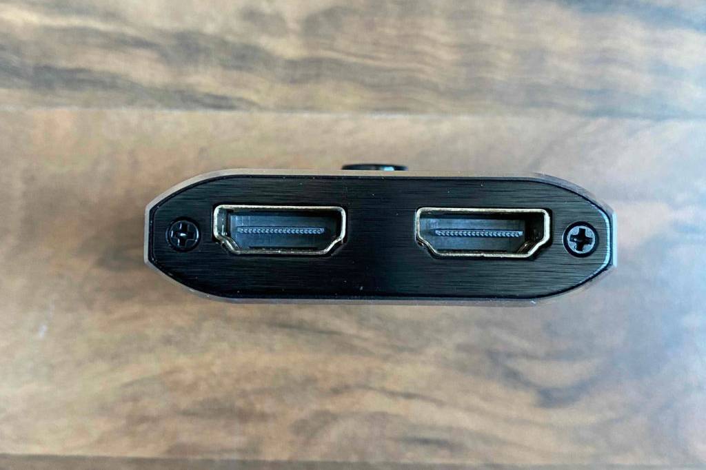 HDdMI-Splitter 1-in-2-out im Test: Blick auf die Anschlüsse.