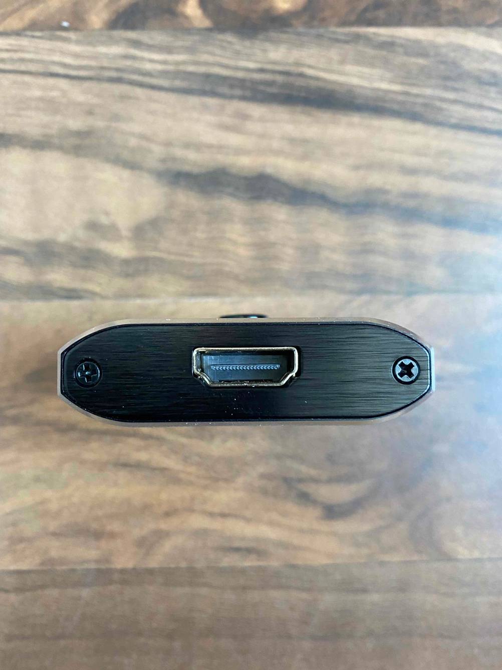 HDMI-Splitter 1 in 2 out getestet: Nahaufnahme des Anschlusses mit einem HDMI.