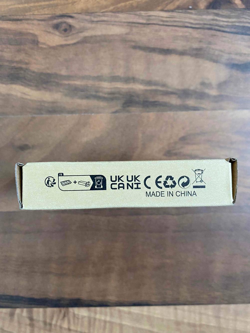 Seitenansicht der Originalverpackung eines getesteten HDMI-Splitter 1 in 2 out auf einer Holzfläche.