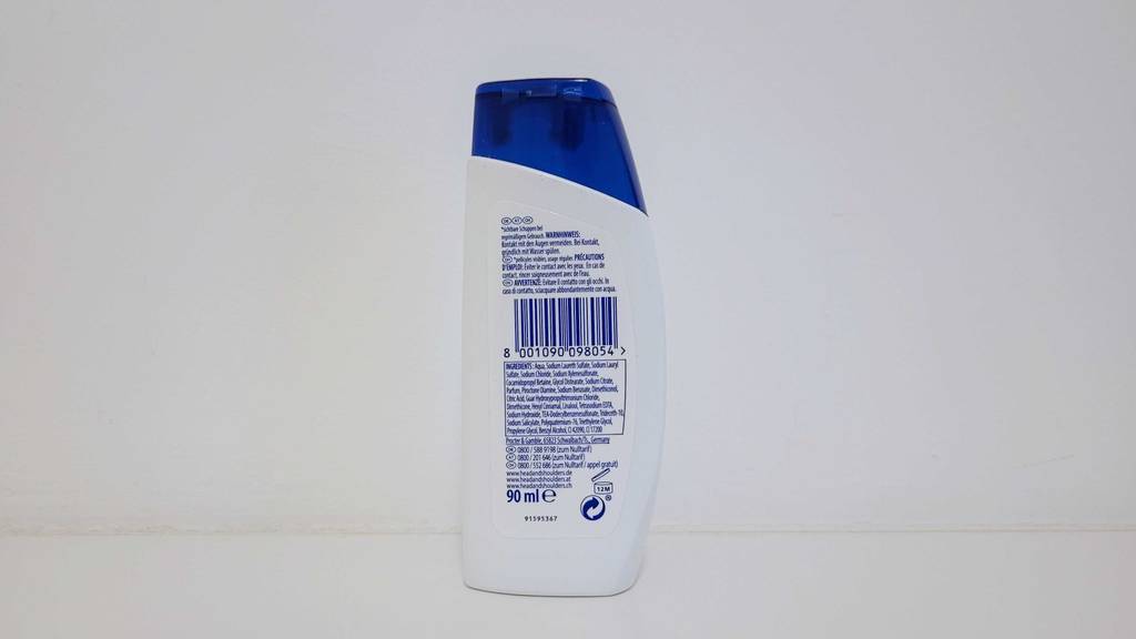 Getestet: Rückseite einer Flasche Antischuppenshampoo vor einer hellen Wand.