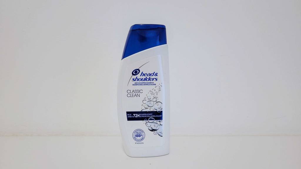 Im Test: Eine Flasche Antischuppenshampoo von vorne vor einer hellen Wand.