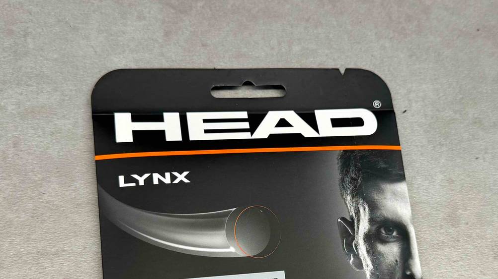 HEAD-Tennissaiten im Test: Nahaufnahme des Logos auf der Verpackung.