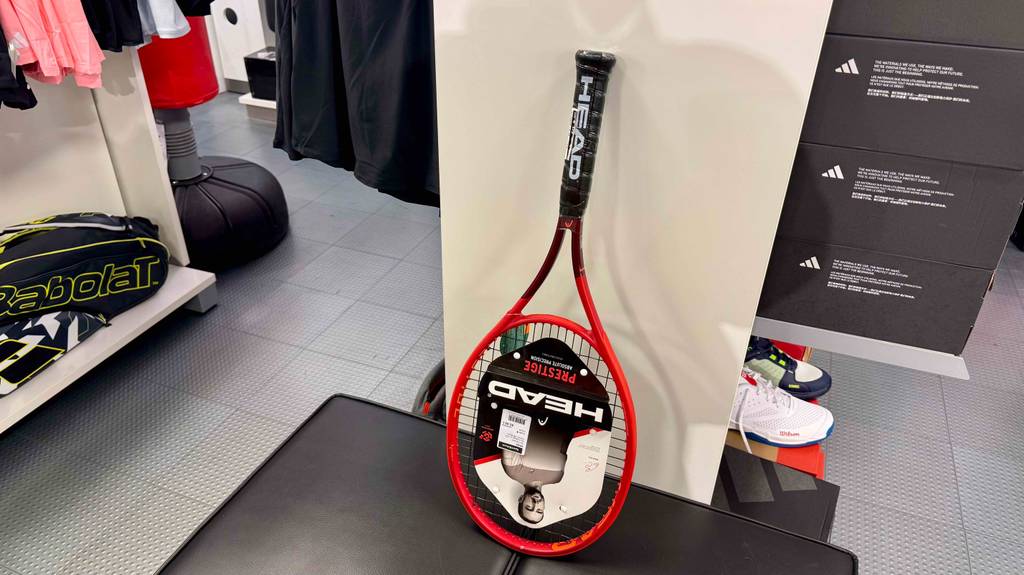Ein Head-Tennisschläger lehnt zum testen an eine Wand.