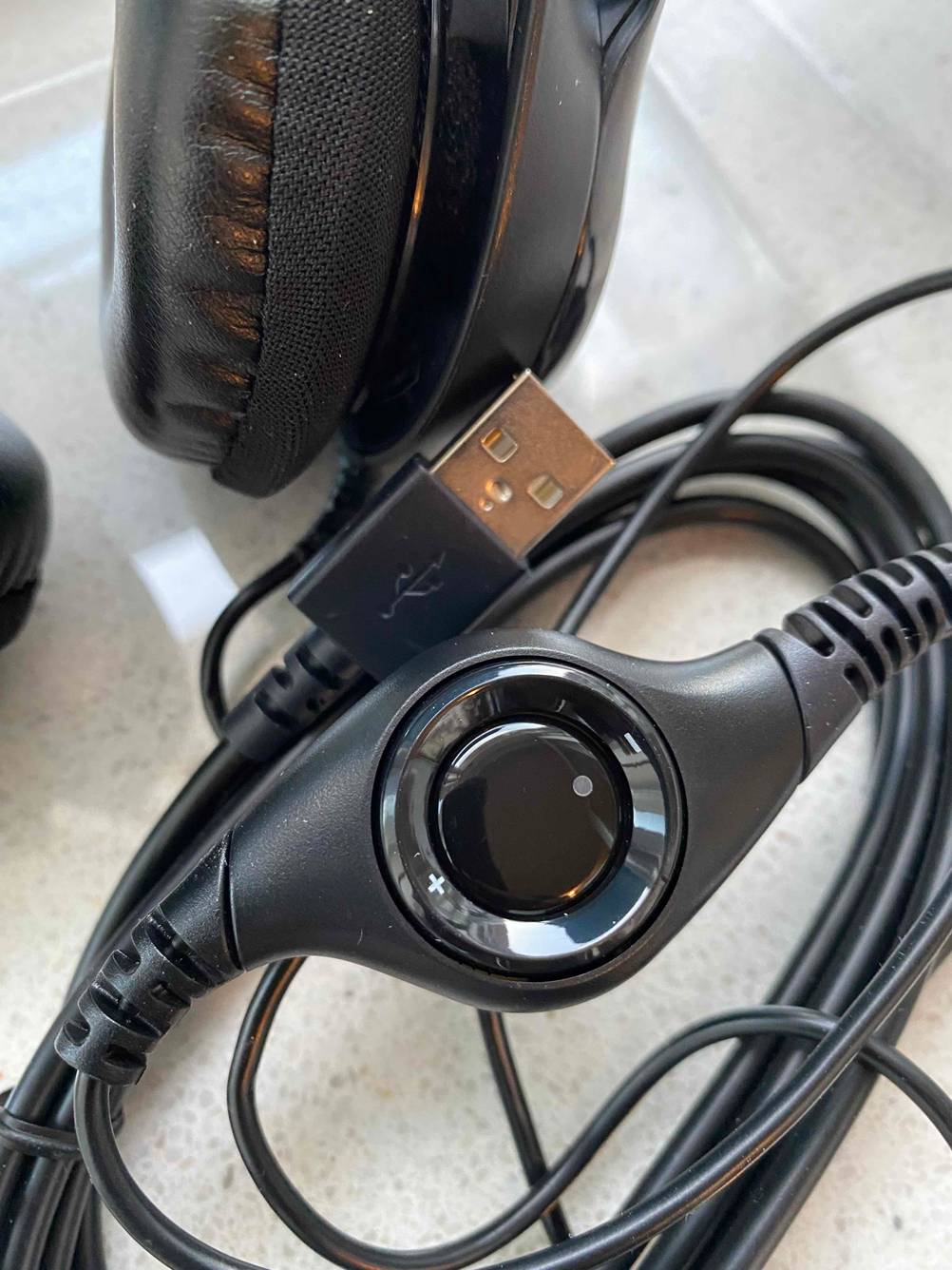 Nahaufnahme des Bedienelementes an einem Headset (Büro) im Test.
