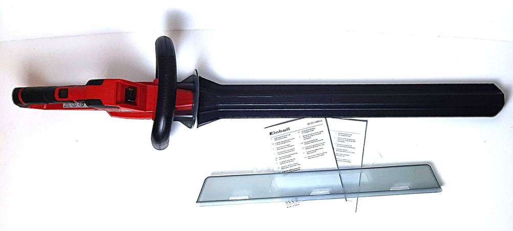 Die getestete Heckenschere 60 cm mit Schutzhülle und Bedienungsanleitung von oben.