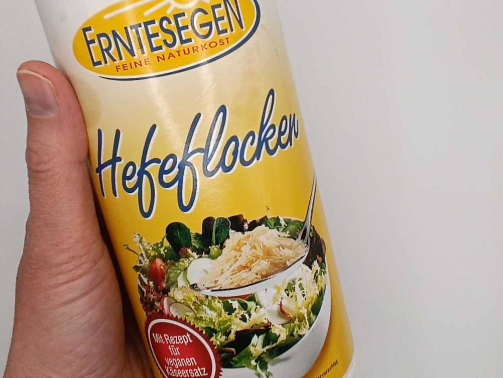 Hefeflocken getestet: Nahaufnahme der Vorderseite der Verpackung von einer Hand gehalten.