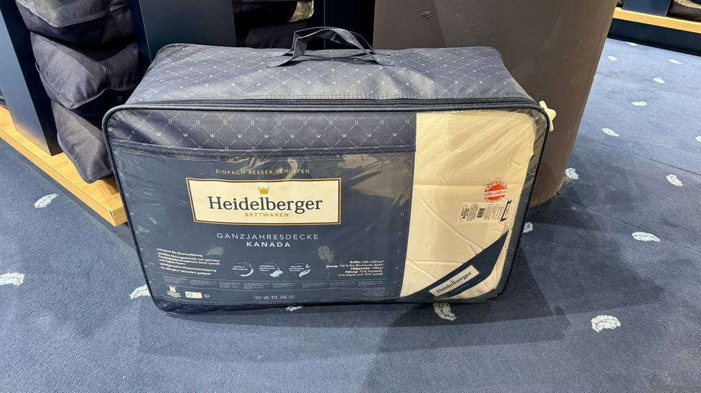 Bettdecke in Übergröße im Test: Auf der Kartonage der Verpackung stehen Informationen zum Hersteller und Inhalt.
