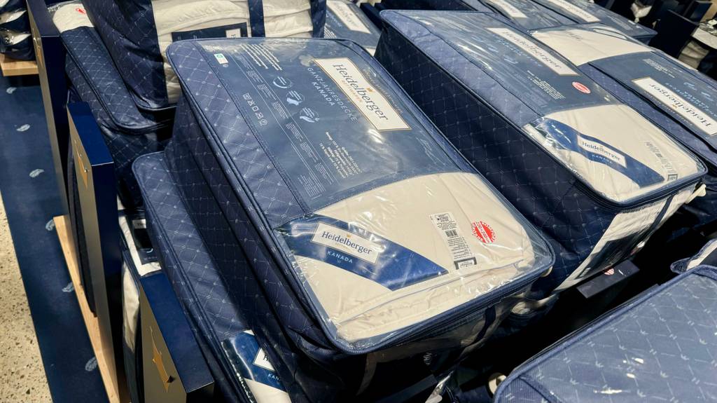 Im Test: Mehrere verpackte Bettdecken in Übergröße liegen gestapelt aufeinander.