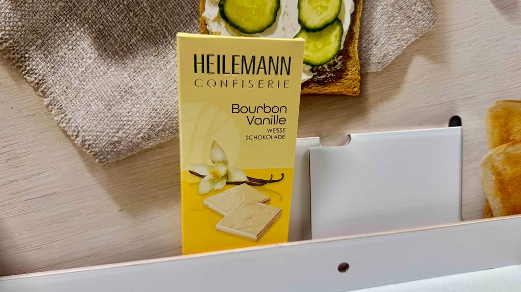Im Test: Eine weiße Schokolade in einer Verpackung steht auf einem Regal.